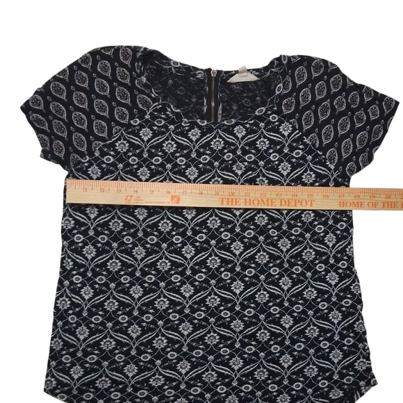 SALE EUC Lucky Brand Sz. M/M Blue/White Floral Short Sleeve Pullover Top. - Picture 4 of 9